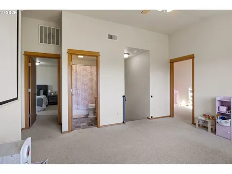 1053 Heckart Lane Harrisburg OR 97446