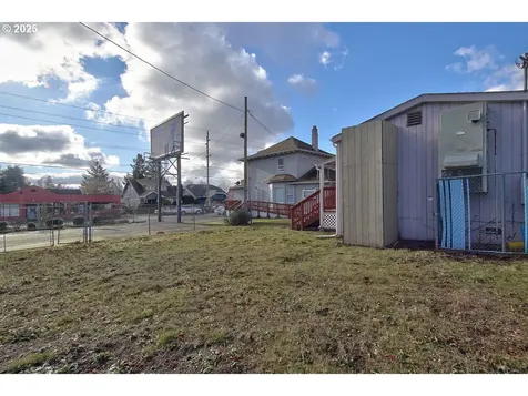 8523 SE Stark Street Portland OR 97216