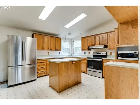310 E 10th Place Junction City OR 97448