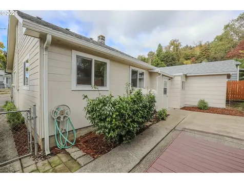 1767 NW Crouch Street Roseburg OR 97471