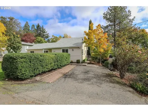 1767 NW Crouch Street Roseburg OR 97471