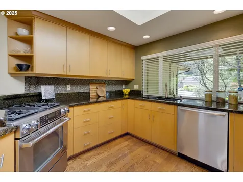 5235 SW Santa Monica Court Portland OR 97221