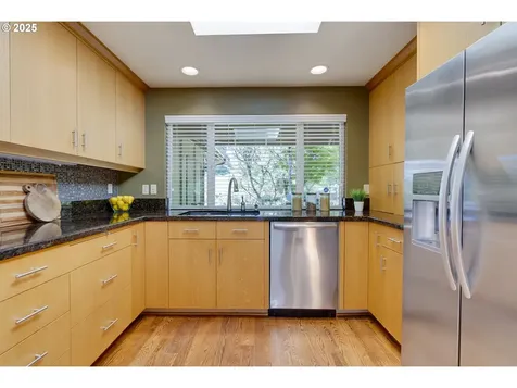 5235 SW Santa Monica Court Portland OR 97221