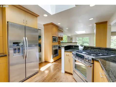 5235 SW Santa Monica Court Portland OR 97221