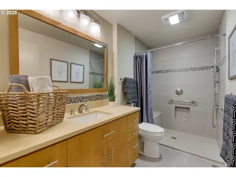 5235 SW Santa Monica Court Portland OR 97221
