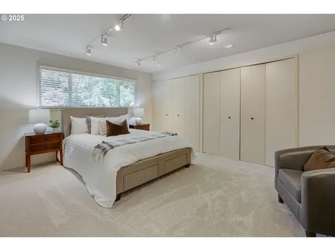 5235 SW Santa Monica Court Portland OR 97221