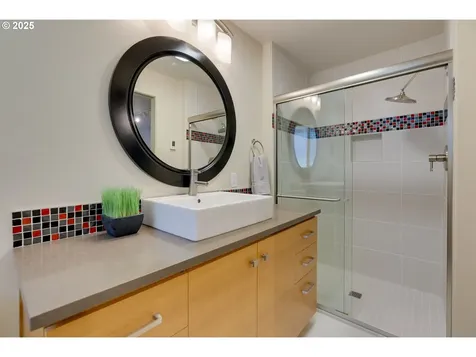 5235 SW Santa Monica Court Portland OR 97221