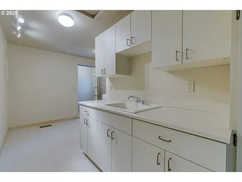 5235 SW Santa Monica Court Portland OR 97221