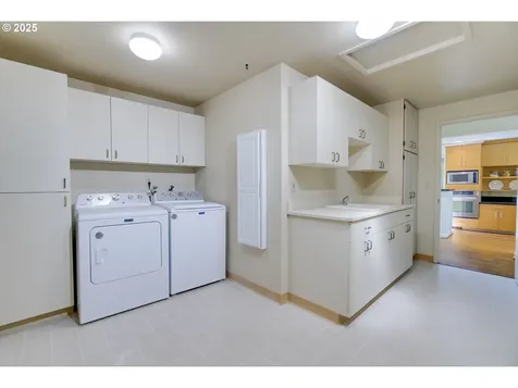 5235 SW Santa Monica Court Portland OR 97221
