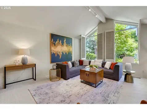 5235 SW Santa Monica Court Portland OR 97221