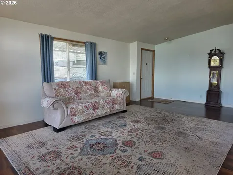 835 SE 1st Avenue Canby OR 97013
