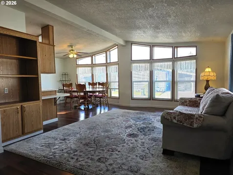 835 SE 1st Avenue Canby OR 97013