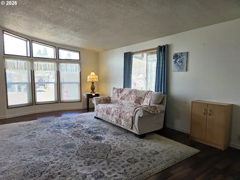 835 SE 1st Avenue Canby OR 97013