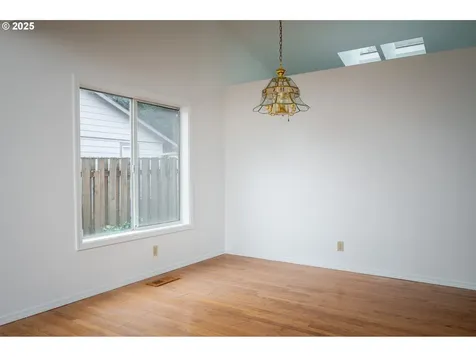 1928 Westport Street NW Salem OR 97304