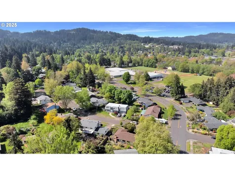 1925 Coventry Way Eugene OR 97405