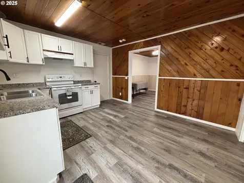 1124 N Old Pacific Highway Myrtle Creek OR 97457
