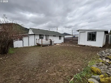 1124 N Old Pacific Highway Myrtle Creek OR 97457