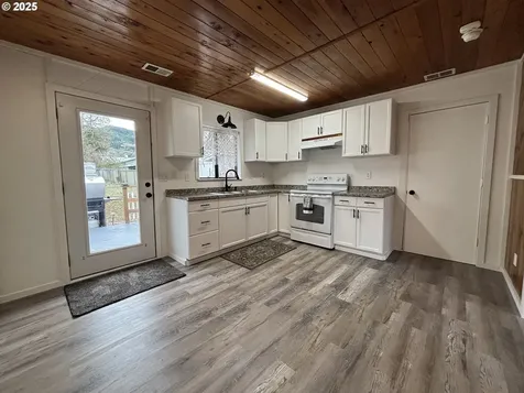 1124 N Old Pacific Highway Myrtle Creek OR 97457