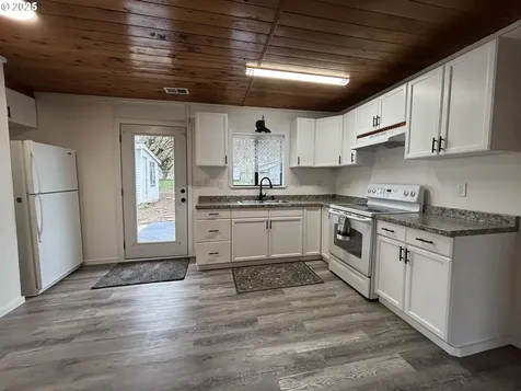 1124 N Old Pacific Highway Myrtle Creek OR 97457