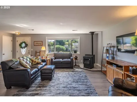 962 NW Keasey Street Roseburg OR 97471