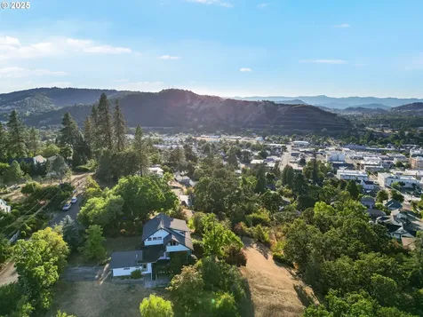 1254 SE Reservoir Avenue Roseburg OR 97470