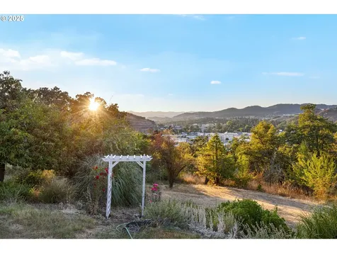 1254 SE Reservoir Avenue Roseburg OR 97470