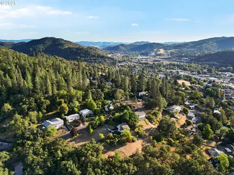 1254 SE Reservoir Avenue Roseburg OR 97470