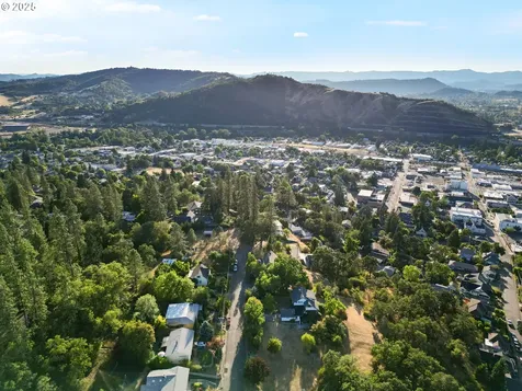 1254 SE Reservoir Avenue Roseburg OR 97470