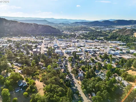 1254 SE Reservoir Avenue Roseburg OR 97470