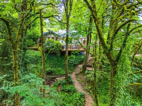 9525 SW 8th Drive Portland OR 97219