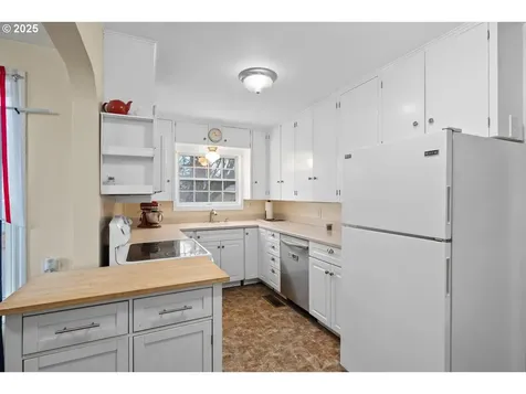 9311/9315 SE Grant Street Portland OR 97216