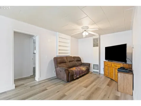 1718 NW Crouch Street Roseburg OR 97471