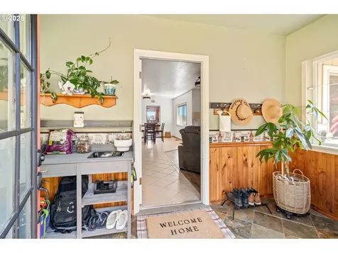 719 Peters Street Raymond WA 98577
