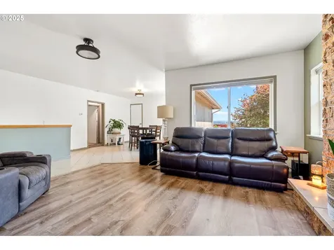719 Peters Street Raymond WA 98577