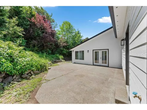 586 11th Avenue Coos Bay OR 97420