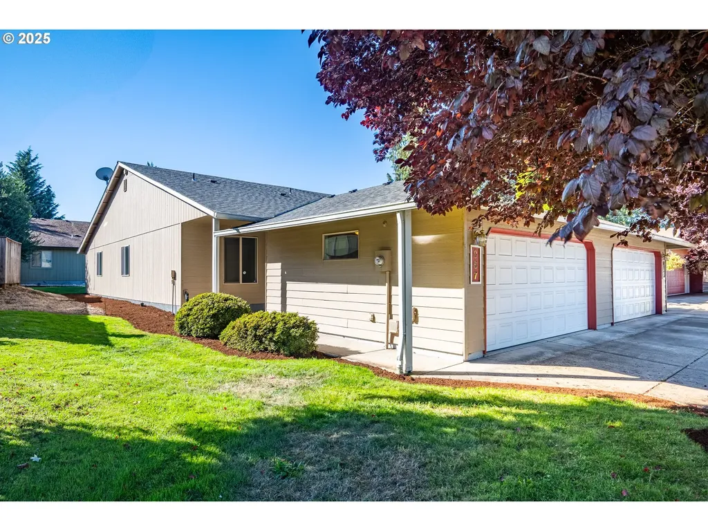 957 E Benjamin Avenue Cottage Grove OR 97424