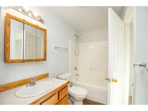957 E Benjamin Avenue Cottage Grove OR 97424