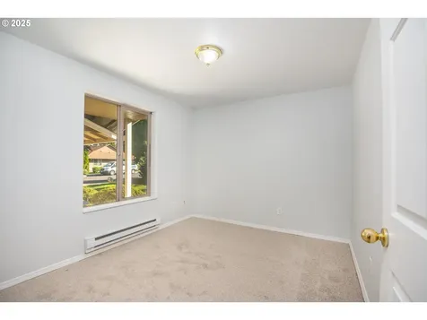 957 E Benjamin Avenue Cottage Grove OR 97424