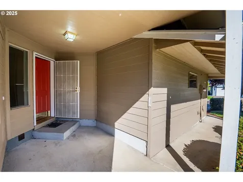 957 E Benjamin Avenue Cottage Grove OR 97424