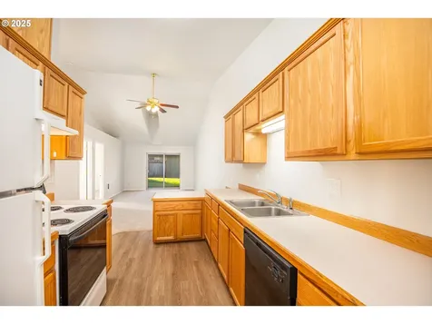 957 E Benjamin Avenue Cottage Grove OR 97424