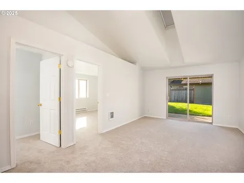957 E Benjamin Avenue Cottage Grove OR 97424