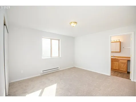 957 E Benjamin Avenue Cottage Grove OR 97424