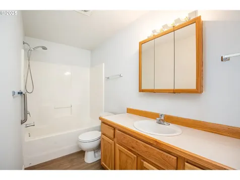 957 E Benjamin Avenue Cottage Grove OR 97424