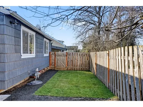 995 985 Garnet Street NE Salem OR 97301