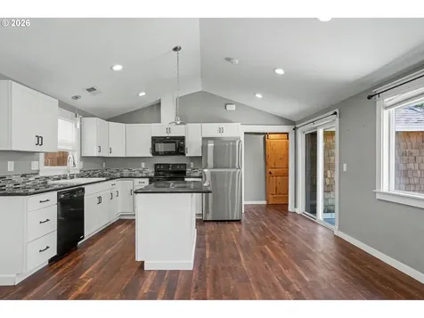 995 985 Garnet Street NE Salem OR 97301