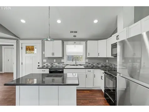 995 985 Garnet Street NE Salem OR 97301