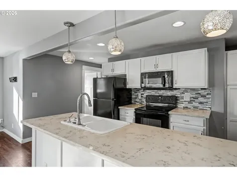 995 985 Garnet Street NE Salem OR 97301