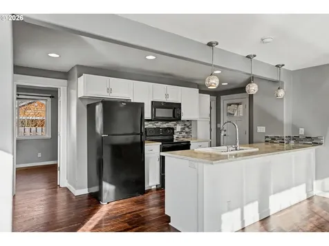 995 985 Garnet Street NE Salem OR 97301