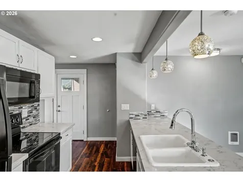 995 985 Garnet Street NE Salem OR 97301
