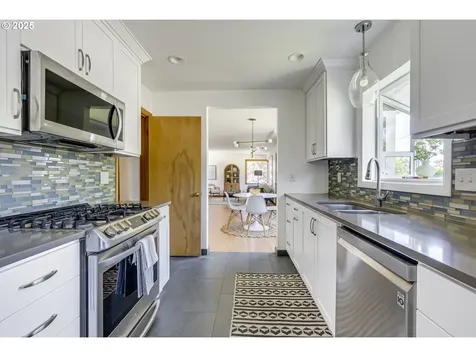 6220 SW 45th Avenue Portland OR 97221